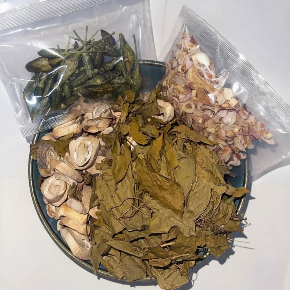 Set Nấu Lẩu Nấm Rơm Lá Giang Ớt Xiêm Xanh | Freeze Dried Straw Mushroom, Giang Leave and Bird's Eye Chili Cooking Set