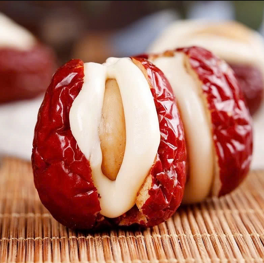 Táo Đỏ Kẹp Hạt | Red Apple With Cashew Nut