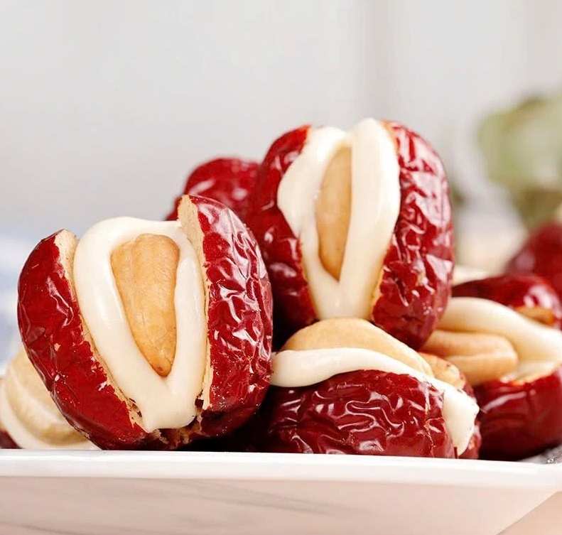 Táo Đỏ Kẹp Sữa Lạc Đà Takala | Takala Jujubes with Camel Milk & Cashew