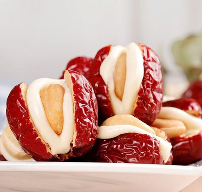 Táo Đỏ Kẹp Sữa Lạc Đà Takala | Takala Jujubes with Camel Milk & Cashew